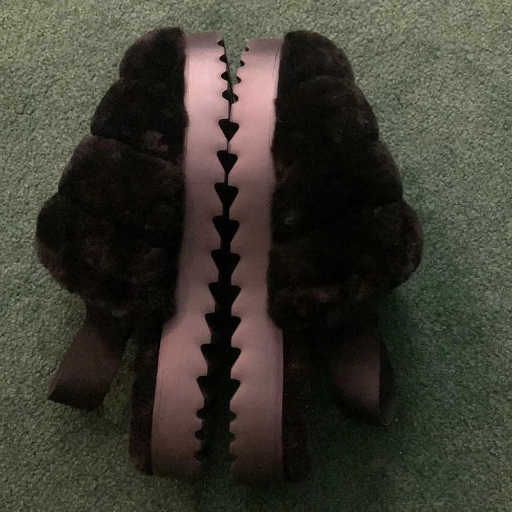 Ugg slippers - Picture 6 of 8